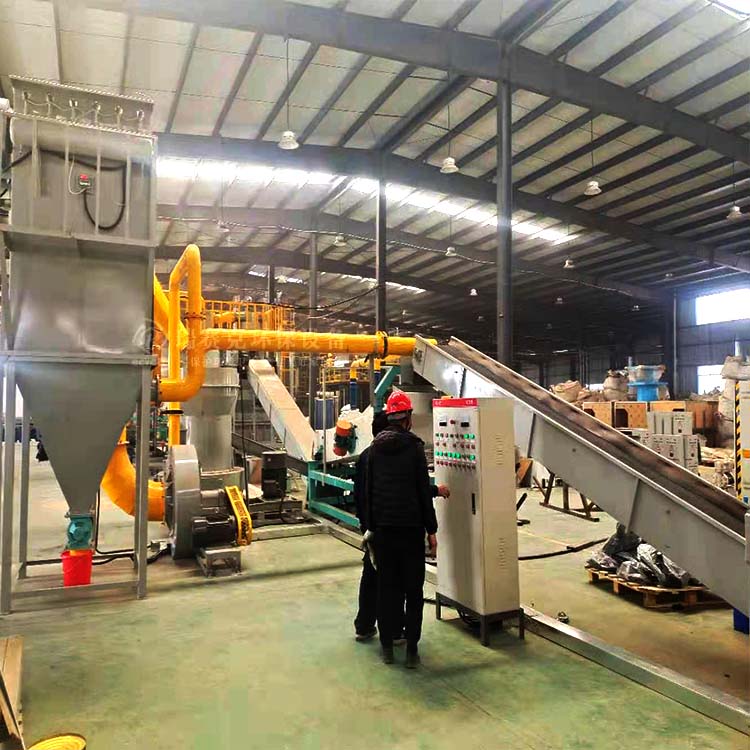 為報(bào)廢鋰電池的回收利用破碎的鋰電池拆解機(jī)器線(xiàn)