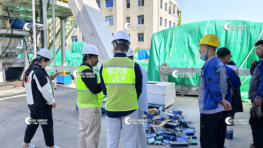 俄羅斯客戶現場試機：鋰電池帶電破碎熱解工藝